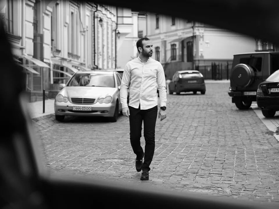 محمد بی‌باک در خیابانی سنگ‌فرش در کی‌یف، روزهای آخر پیش از بازگشت به ایران، عکس سیاه و سفید
